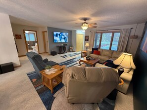 Televisor intel·ligent i llibres 