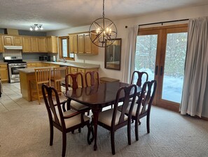 Dining - Spacious,  2 Bed, Pet friendly home, perfect for Relaxing or Adventures! (Barnes)