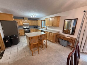 Fridge, oven, stovetop, dishwasher - The Nest, a spacious, secluded pet-friendly retreat! (Barnes)