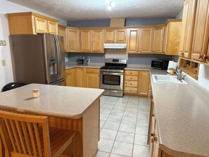 Fridge, stovetop, coffee/tea maker, blender - Spacious,  2 Bed, Pet friendly home, perfect for Relaxing or Adventures! (Barnes)