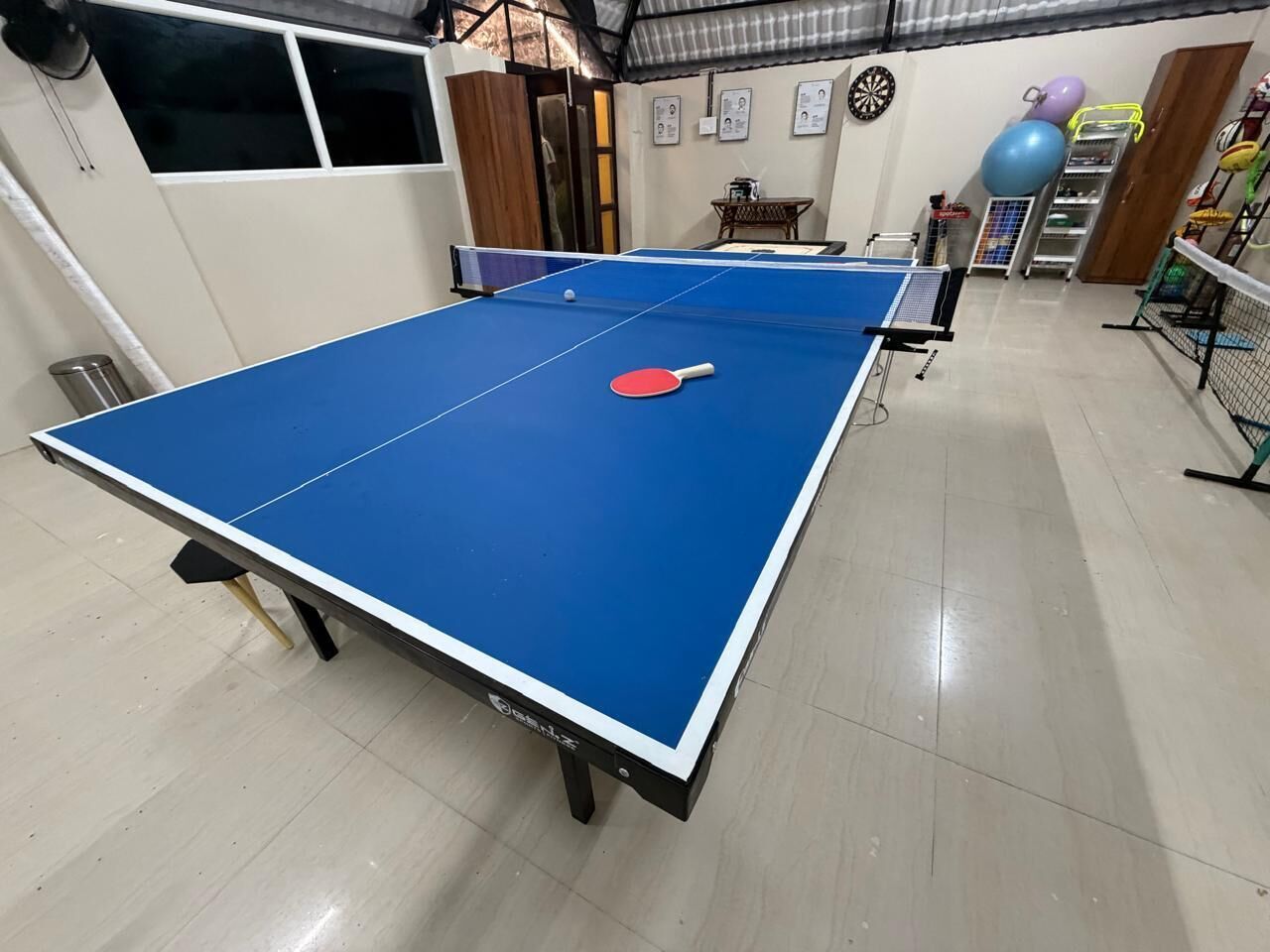 Tur mengamati hewan liar