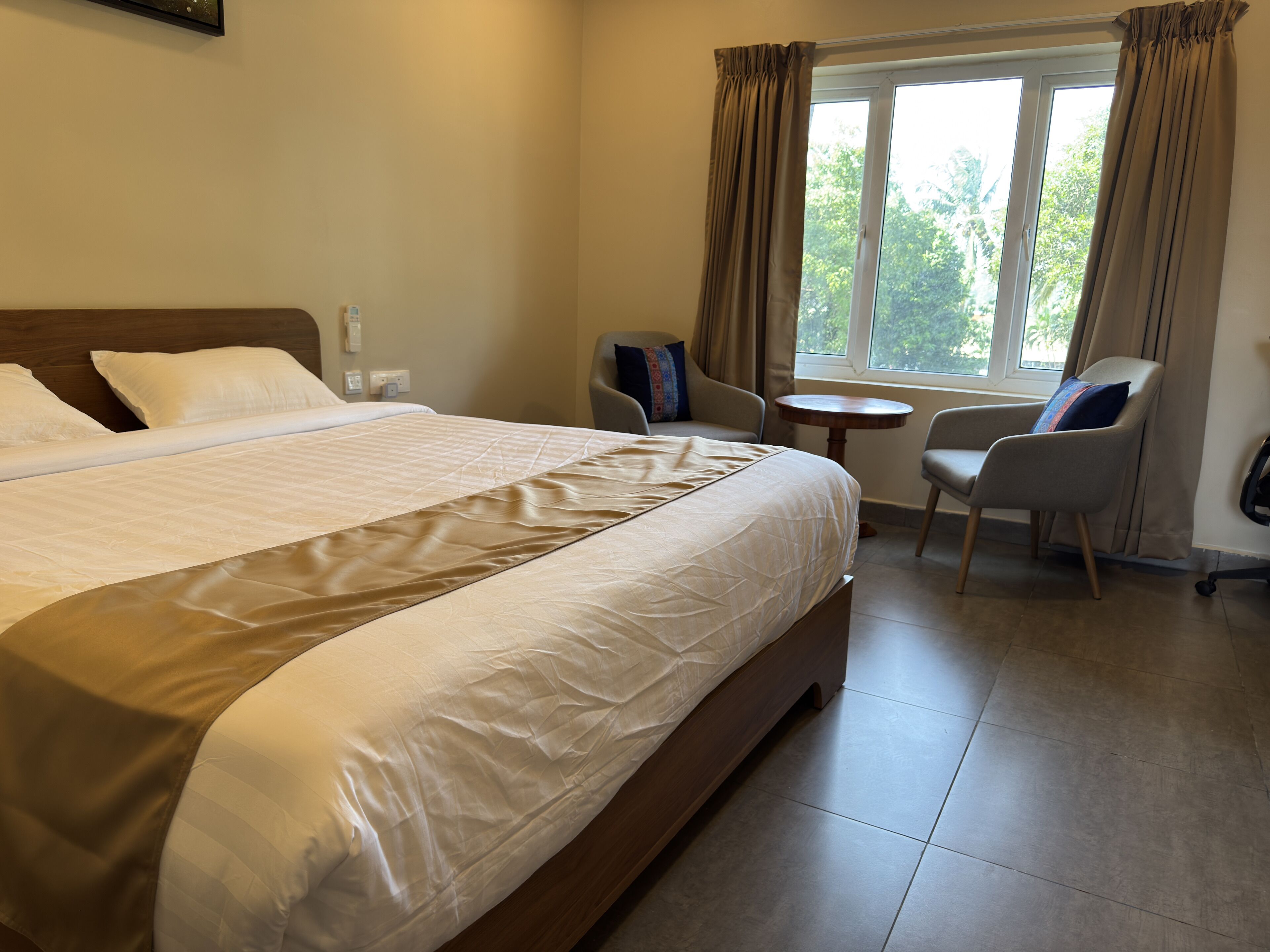 办公桌、笔记本电脑工作区、免费 WiFi