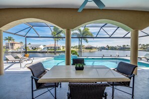 Outdoor dining - Heated Pool - Large Gulf-Access Canal - South Cape - BBQ - Eastern Exposure (Cape Coral)