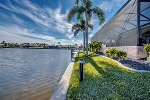 Property grounds - Heated Pool - Large Gulf-Access Canal - South Cape - BBQ - Eastern Exposure (Cape Coral)