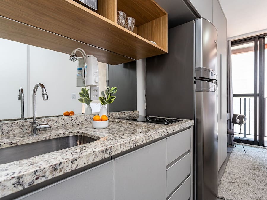 Refrigerador, microondas, utensilios de cocina