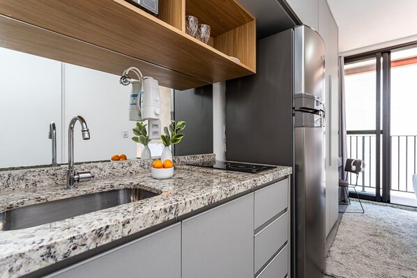 Refrigerador, microondas, utensilios de cocina