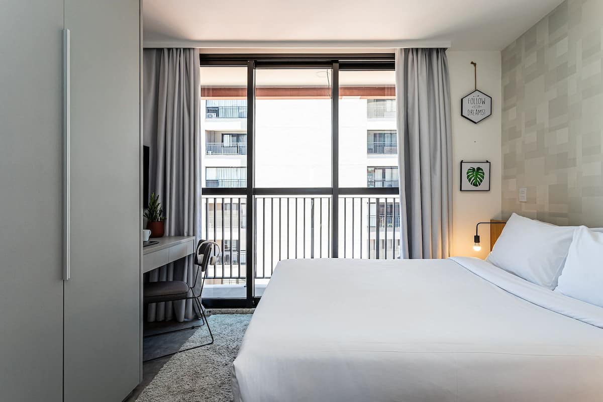 Espaço de trabalho para notebook, Wi-Fi de cortesia, roupa de cama