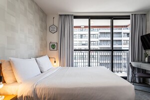 Espaço de trabalho para notebook, Wi-Fi de cortesia, roupa de cama