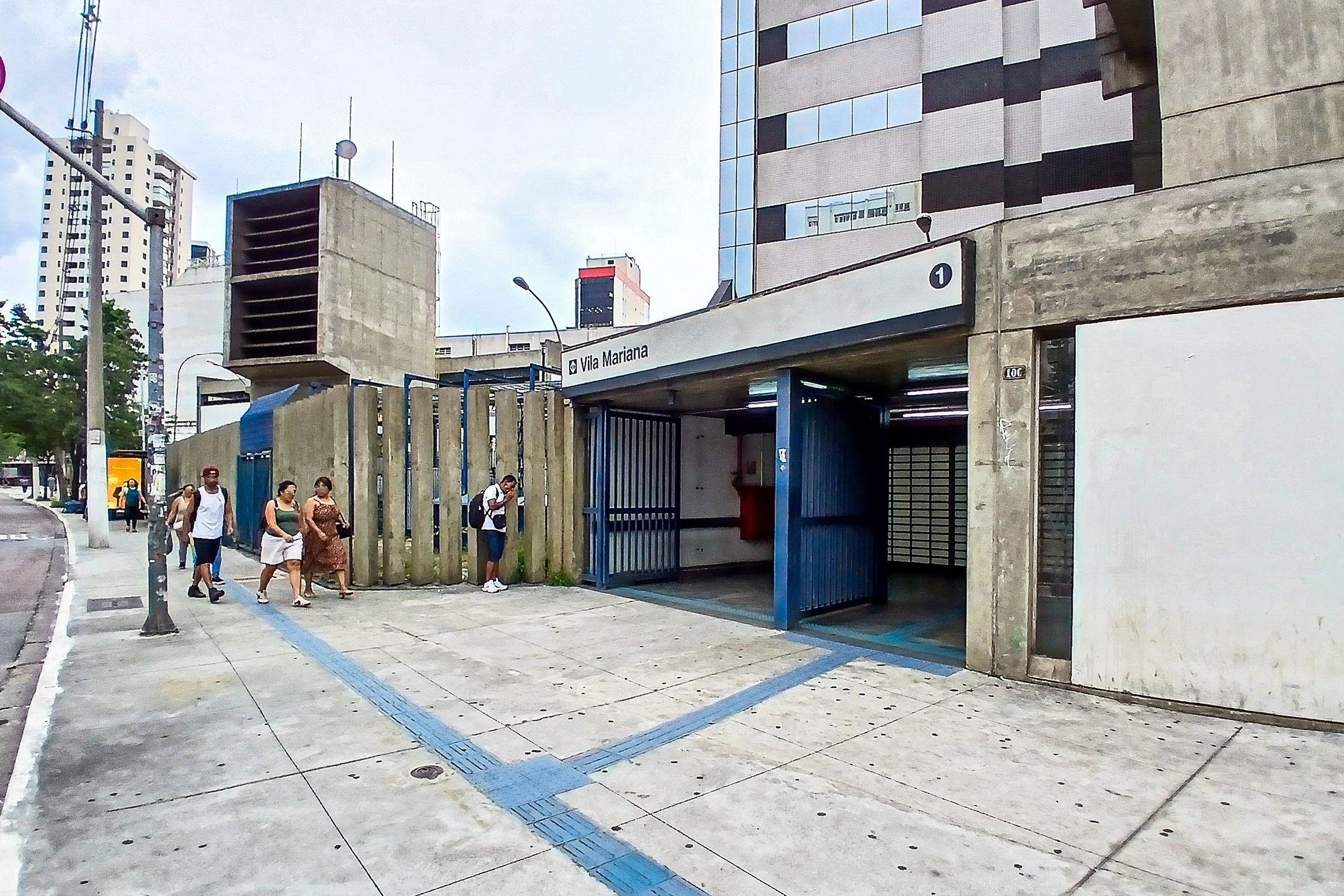 Un edificio con un letrero que dice 'Villa Mariana' y un acceso cubierto.