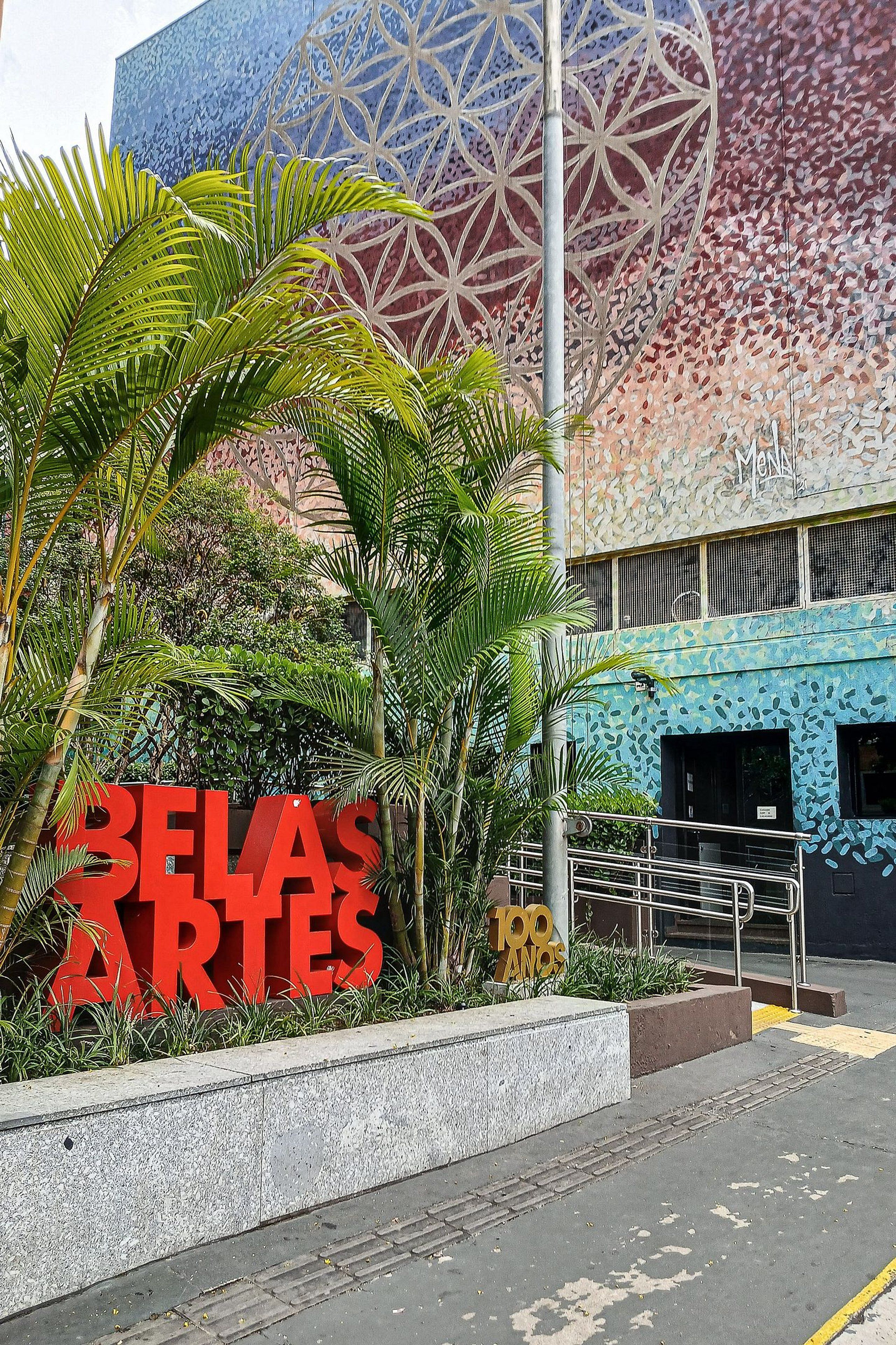 En bygning med et skilt, der siger 'BELAS ARTES', og en plade med teksten '100 ANOS'.