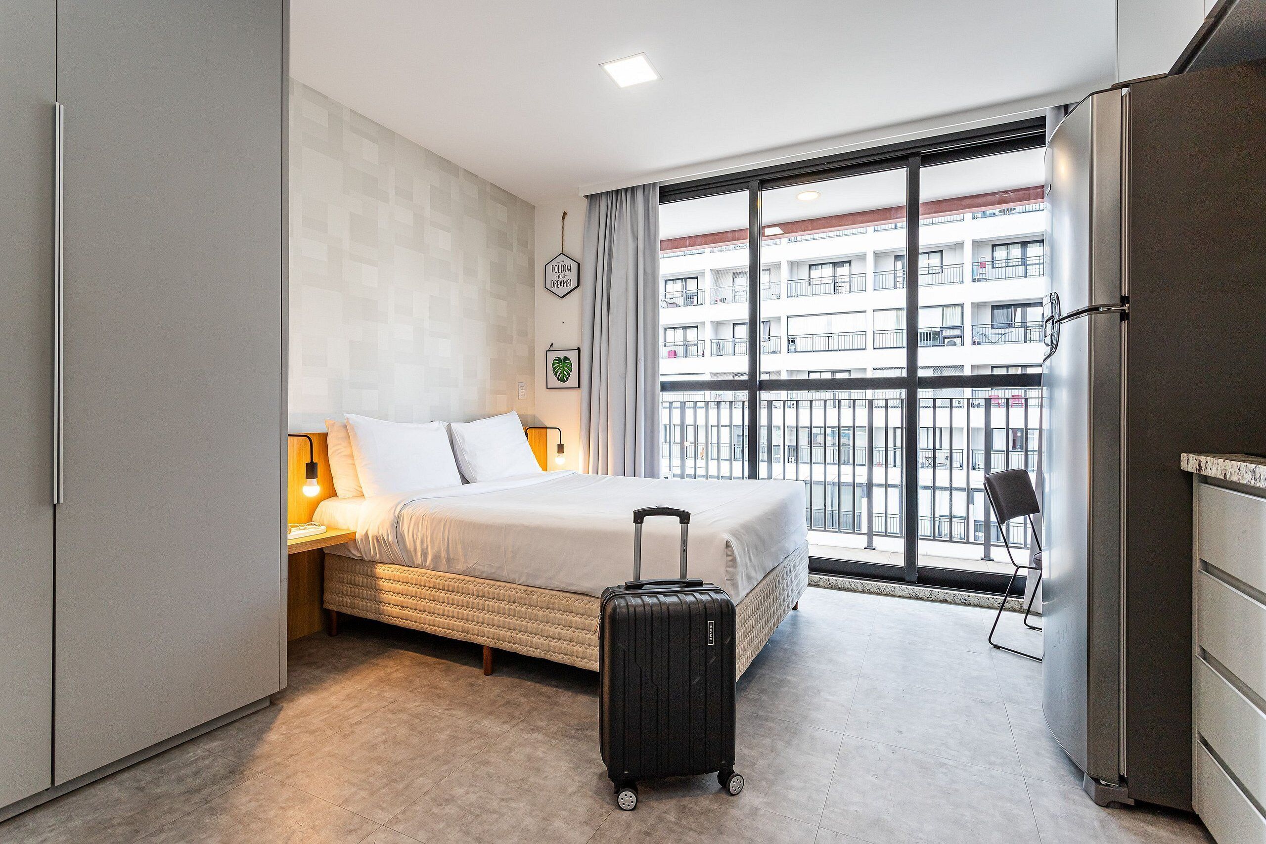Espacio para trabajar con un portátil, wifi gratis, ropa de cama