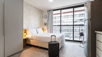 Espacio para trabajar con un portátil, wifi gratis, ropa de cama