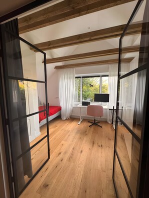 2 habitaciones, tabla de planchar con plancha, wifi y ropa de cama 