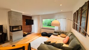 TV, fireplace - Apartment 'Haus Wattknistern' with Private Terrace and Wi-Fi (Vollerwiek)