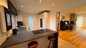 Fridge, microwave, oven, stovetop - Apartment 'Haus Wattknistern' with Private Terrace and Wi-Fi (Vollerwiek)