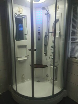 تجهيزات دش، مجففات شعر، مناشف، صابون