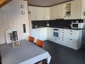Private kitchen - Idyllic seaside house by the water's edge - views, peace and comfort (Bodø)