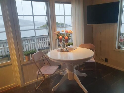 Idyllic seaside house by the water's edge - views, peace and comfort