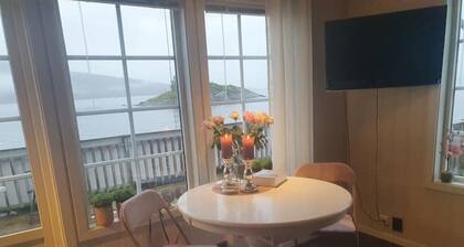 Idyllic seaside house by the water's edge - views, peace and comfort
