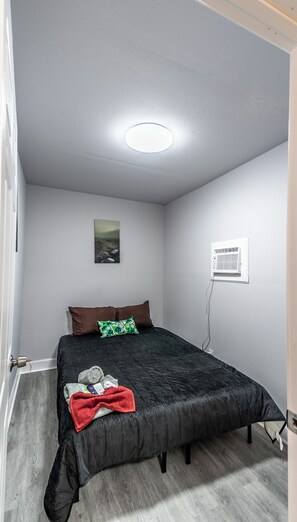 2 bedrooms, Internet - Elegant 2BR Container Home | Nature Retreat | Peaceful & Unique (Jacksonville)