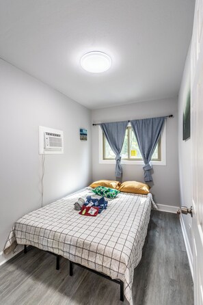 2 bedrooms, Internet - Elegant 2BR Container Home | Nature Retreat | Peaceful & Unique (Jacksonville)