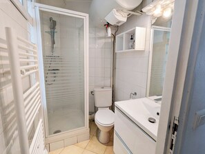 Hair dryer, towels, soap, toilet paper - Charming apartment in typical Montmartre and Sacré-Coeur district (Paris)