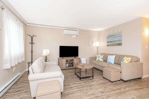 TV, offices - Walk-to-Beach Condo with a Pool (Ocean City)