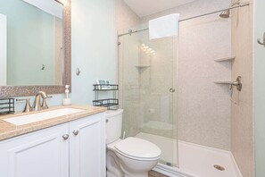 Een douche, een haardroger, handdoeken