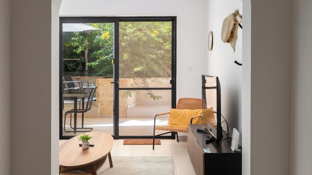Et moderne interiør med spiseplads, sofa og fjernsyn.