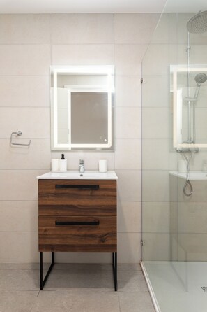 Bathroom - Large Home with Private Garden (Marsaskala)
