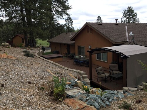 Luxury Cabin Rental with a Fire Pit in Coulterville, California