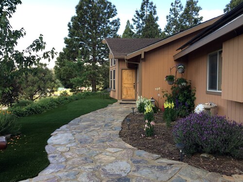 Luxury Cabin Rental with a Fire Pit in Coulterville, California