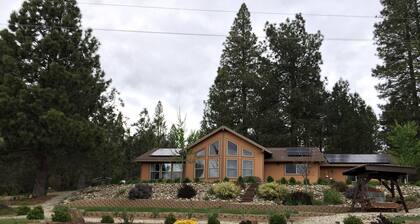 Luxury Cabin Rental with a Fire Pit in Coulterville, California