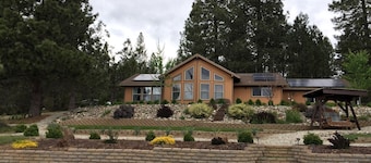 Luxury Cabin Rental with a Fire Pit in Coulterville, California