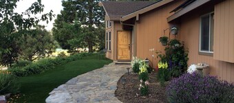 Luxury Cabin Rental with a Fire Pit in Coulterville, California