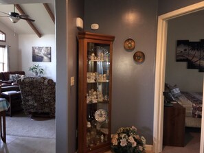 Una sala de estar con un sofá, una mesa de centro y un aparador decorativo.