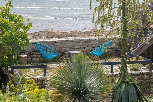 Spectacular panoramic sea view. direct access to the beach. detached house.