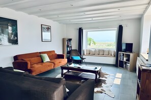 TV - Spectacular Panoramic Sea View, Direct Beach Access, Detached House (Loctudy)