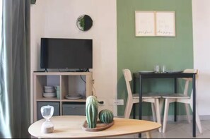 Dining - Charming apartment - Near train station and town center (MontPellier)