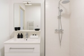 Hair dryer, towels, soap, toilet paper - Charming apartment - Near train station and town center (MontPellier)
