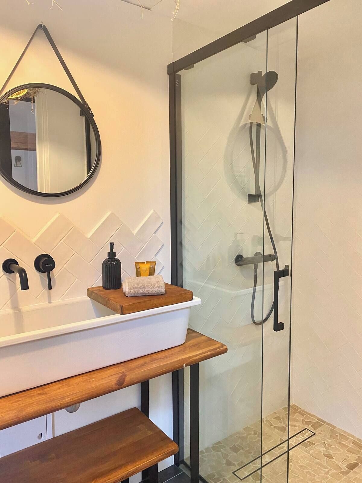 Dusche, Handtücher, Seife, Toilettenpapier