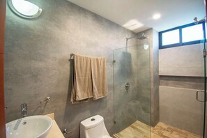 Shower, hair dryer, towels - Makeva: Ocean View Steps from the Beach (Mazatlán)