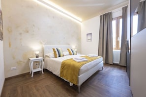 3 bedrooms - Cozy apartment in the historic center of Siena, located in the Contrada del Leocorno.It can accommodate up to 6 guests with two double bedrooms and a room with a bunk bed and desk. Equipped with a fully equipped kitchen, Wi-Fi, TV, washing machine, linen (Siena)