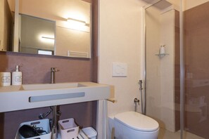 Shower - Cozy apartment in the historic center of Siena, located in the Contrada del Leocorno.It can accommodate up to 6 guests with two double bedrooms and a room with a bunk bed and desk. Equipped with a fully equipped kitchen, Wi-Fi, TV, washing machine, linen (Siena)