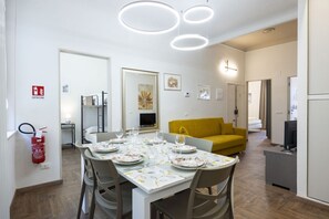 Dining - Cozy apartment in the historic center of Siena, located in the Contrada del Leocorno.It can accommodate up to 6 guests with two double bedrooms and a room with a bunk bed and desk. Equipped with a fully equipped kitchen, Wi-Fi, TV, washing machine, linen (Siena)