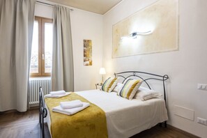 3 bedrooms - Cozy apartment in the historic center of Siena, located in the Contrada del Leocorno.It can accommodate up to 6 guests with two double bedrooms and a room with a bunk bed and desk. Equipped with a fully equipped kitchen, Wi-Fi, TV, washing machine, linen (Siena)