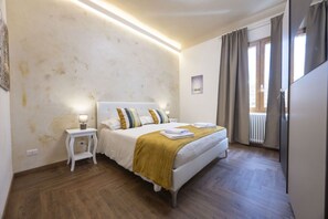 3 bedrooms - Cozy apartment in the historic center of Siena, located in the Contrada del Leocorno.It can accommodate up to 6 guests with two double bedrooms and a room with a bunk bed and desk. Equipped with a fully equipped kitchen, Wi-Fi, TV, washing machine, linen (Siena)