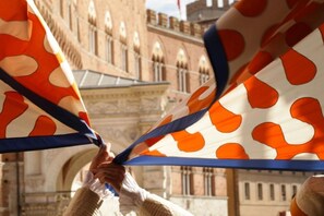 A building with arched windows and a stone facade. - Cozy apartment in the historic center of Siena, located in the Contrada del Leocorno.It can accommodate up to 6 guests with two double bedrooms and a room with a bunk bed and desk. Equipped with a fully equipped kitchen, Wi-Fi, TV, washing machine, linen (Siena)