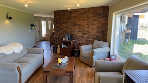 Family Room | Living area | Flat-screen TV - Oceana Suites Sueño Rural (Puerto Varas)