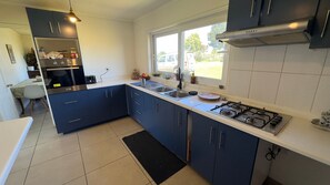 Family Room | Private kitchen - Oceana Suites Sueño Rural (Puerto Varas)